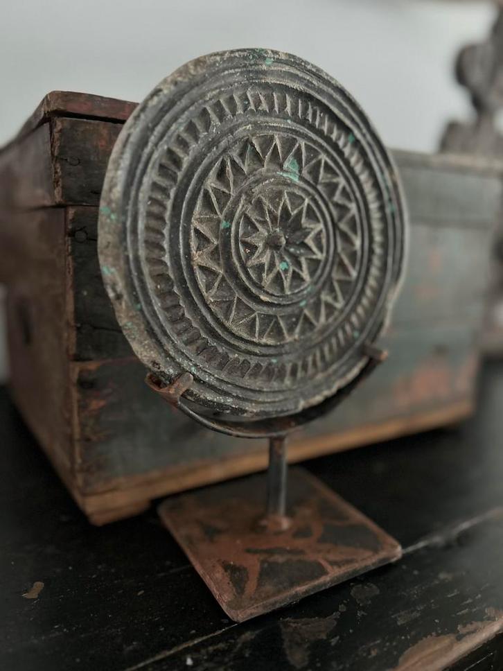 Oude bakplaat in ijzeren frame India oosters, Antiek en Kunst, Curiosa en Brocante, Ophalen of Verzenden