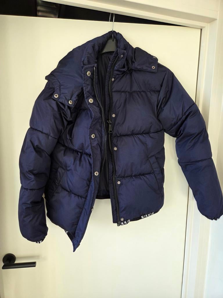 Donkerblauwe winterjasNIKKIE, Kleding | Dames, Jassen | Winter, Ophalen of Verzenden, Zo goed als nieuw, Maat 36 (S), Blauw