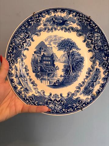 Maastrichtse Royal Sphinx “Cambridge Old England” Bord beschikbaar voor biedingen