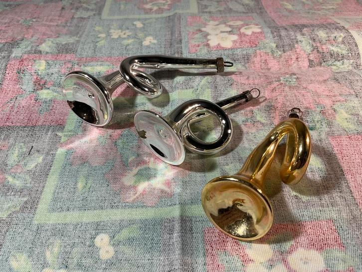 3 stuks hele  oude glazen trompetjes, Diversen, Kerst, Gebruikt, Ophalen of Verzenden