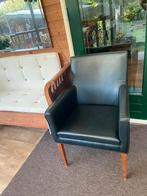 Zwart leren stoel met armleuningen en houten poten, Ophalen, Zwart, Zo goed als nieuw, Eén