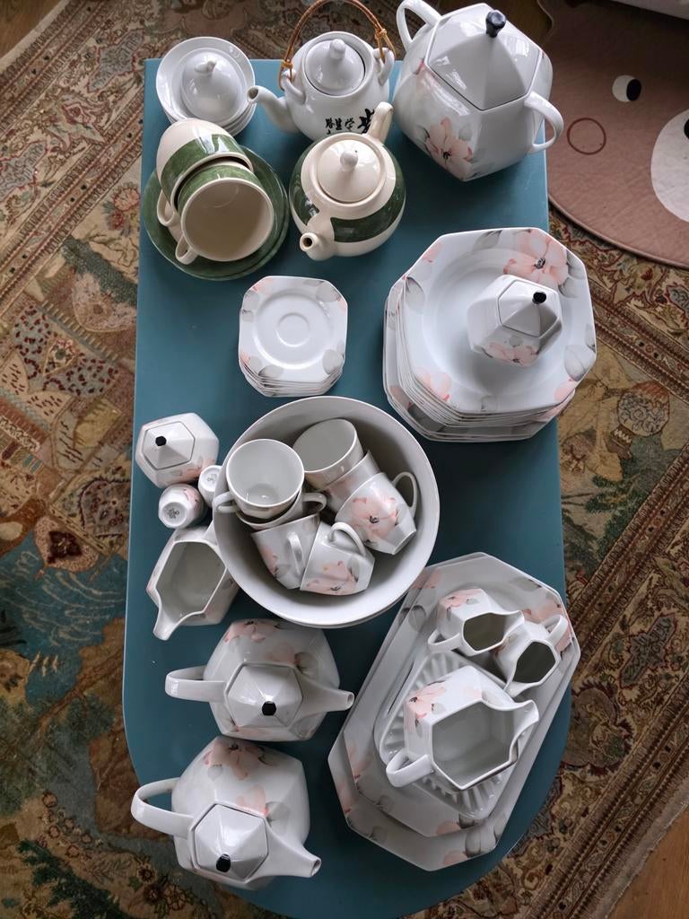 Compleet servies met bloemmotief, Ophalen of Verzenden, Zo goed als nieuw, Modern