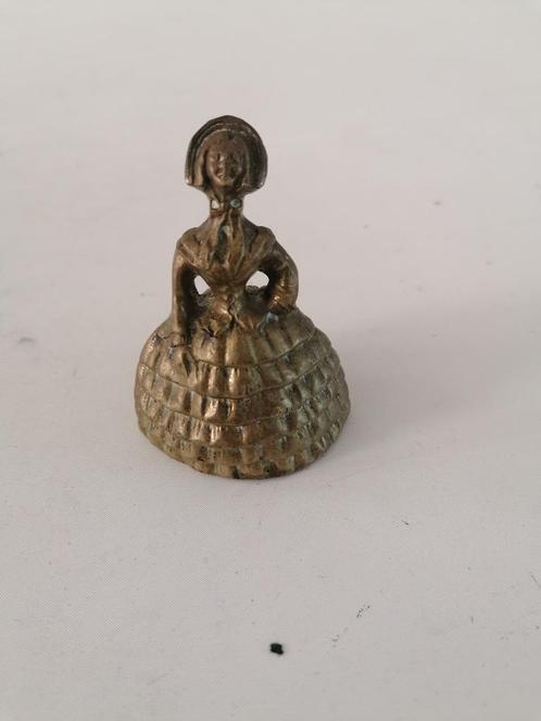 antiek koperen tafelbel in de vorm van een dame 7,5 cm hoog, Antiek en Kunst, Antiek | Koper en Brons, Koper, Ophalen