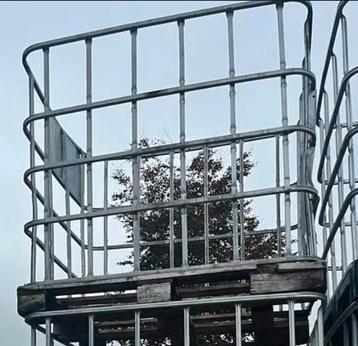 IBC KRAT MET KUNSTOF PALLET. 25,- beschikbaar voor biedingen