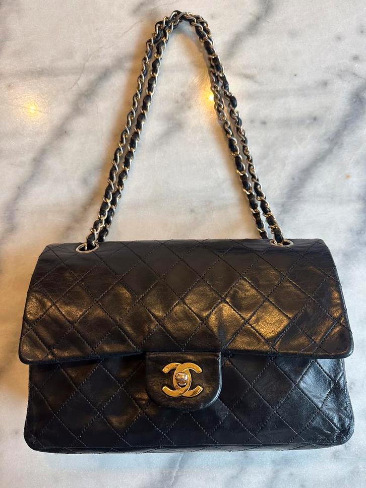 Chanel medium classic flap zwart vintage, Sieraden, Tassen en Uiterlijk, Tassen | Damestassen, Gebruikt, Schoudertasje, Zwart