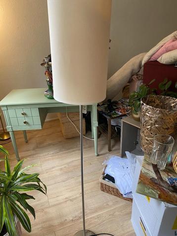 Mooie vloerlamp mag weg beschikbaar voor biedingen