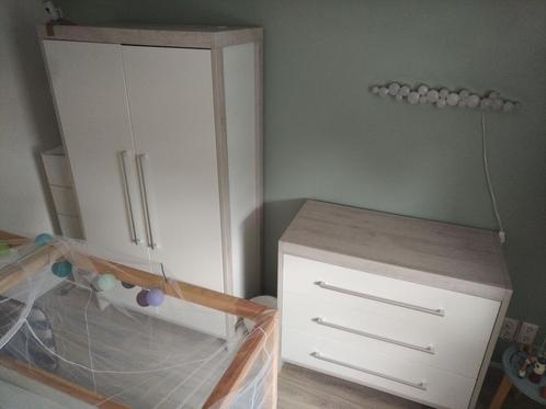 Babykamer inrichting: commode, kast en bed. Wit/modern, Kinderen en Baby's, Kinderkamer | Commodes en Kasten, Gebruikt, Commode
