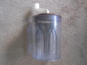 Vintage hand slagroomklopper beschikbaar voor biedingen