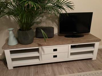 Tv kast beschikbaar voor biedingen