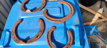 4 oude hoefijzers  beschikbaar voor biedingen