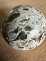 Groene toermalijn met mica bol 352 gram +-6 cm, Verzamelen, Mineralen en Fossielen, Ophalen of Verzenden, Mineraal