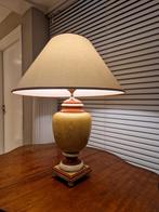 Klassieke lamp met kap en houten voet., Huis en Inrichting, Lampen | Tafellampen, Ophalen, Gebruikt, 50 tot 75 cm, Klassiek