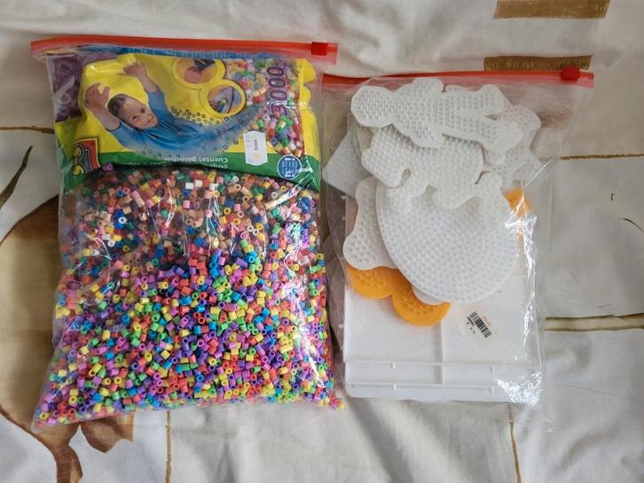 Huizen - Grote zak HAMA strijkkralen + 17 vormenborden, Hobby en Vrije tijd, Knutselen, Zo goed als nieuw, Materiaal, Ophalen of Verzenden