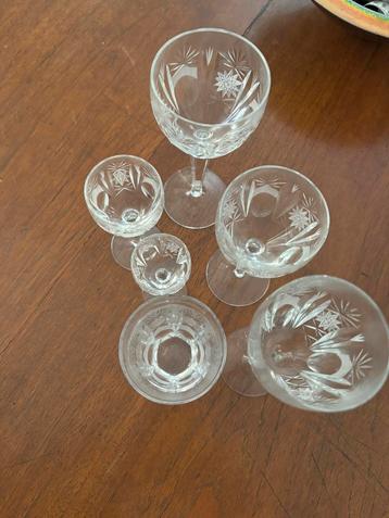 Antiek kristallen servies (65glazen) beschikbaar voor biedingen