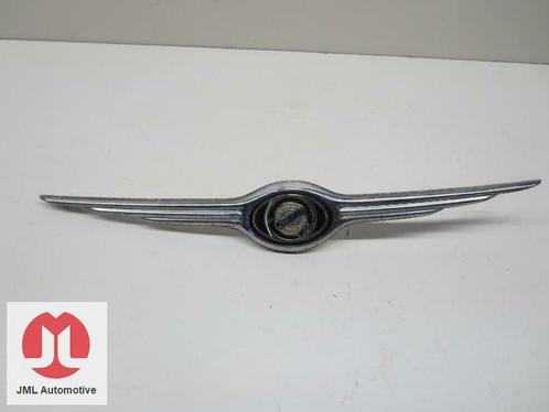 EMBLEEM LOGO VOORZIJDE CHRYSLER VOYAGER, Auto-onderdelen, Carrosserie en Plaatwerk, Chrysler, Gebruikt, Ophalen of Verzenden