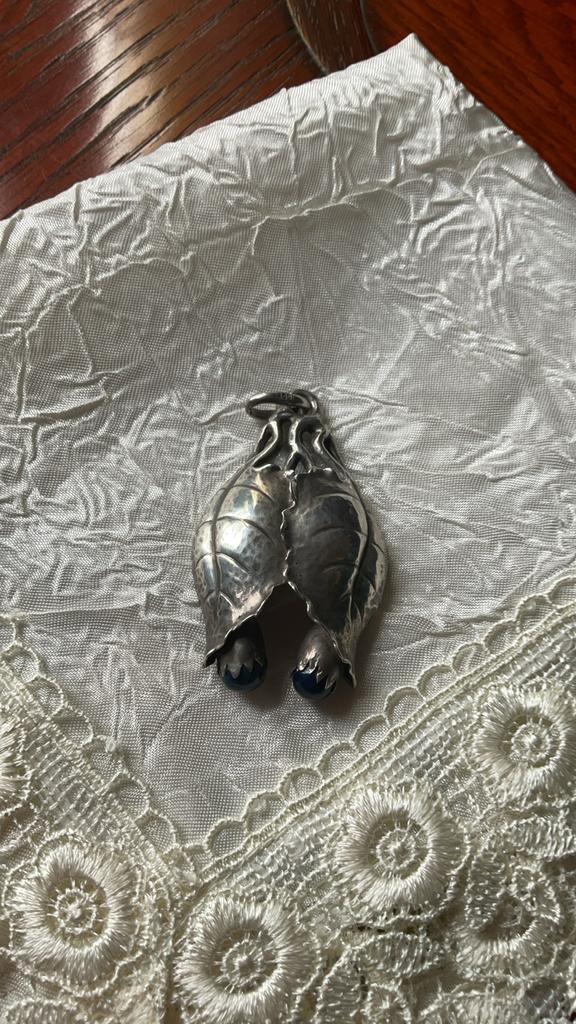 HELE MOOIE HANDGEMAAKTE ZILVEREN HANGER MET LAPIS LAZULI, Sieraden, Tassen en Uiterlijk, Broches, Gebruikt, Zilver, Blauw, 4 tot 7 cm