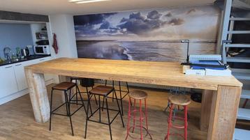 Lange Vuren Houten Lunch/Borreltafel met Barkrukken beschikbaar voor biedingen