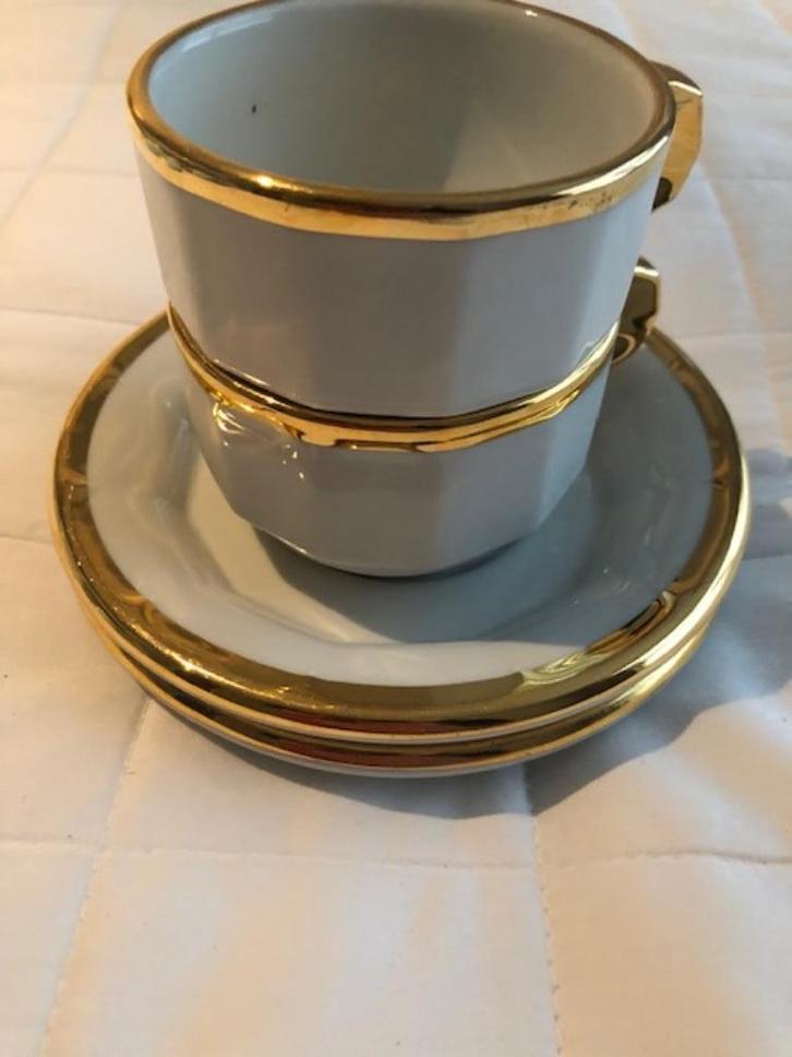 PILLIVUYT 2 kop-en schotels. Wit met gouden rand, Huis en Inrichting, Keuken | Servies, Zo goed als nieuw, Kop(pen) en/of Schotel(s)