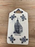 Delfts blauwe serveerschaal Gouda Stadhuis, Porselein of Keramiek, Schaal, Ophalen of Verzenden, Zo goed als nieuw