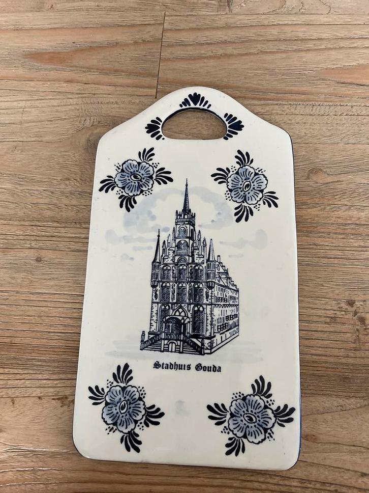 Delfts blauwe serveerschaal Gouda Stadhuis, Huis en Inrichting, Woonaccessoires | Schalen en Manden, Zo goed als nieuw, Schaal