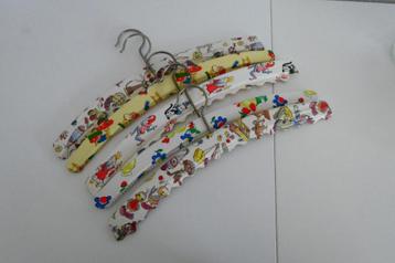 5 Vintage kinder kleding hangers met diverse afbeeldingen beschikbaar voor biedingen