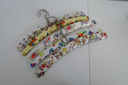 5 Vintage kinder kleding hangers met diverse afbeeldingen, Kinderen en Baby's, Kinderkamer | Inrichting en Decoratie, Gebruikt