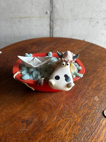 Grappige CowParade spaarpot – Koe in bad met papieren bootje beschikbaar voor biedingen