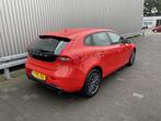 Volvo V40 1.6 T3 Kinetic Clima, CC, PDC & Cam. nw. APK – I, Auto's, Volvo, Voorwielaandrijving, Stof, Gebruikt, 150 pk