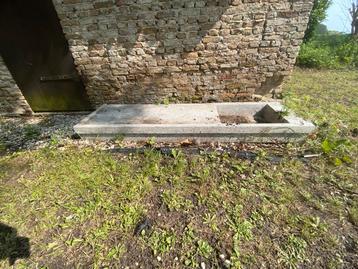 Oud granieten aanrecht met spoelbak beschikbaar voor biedingen