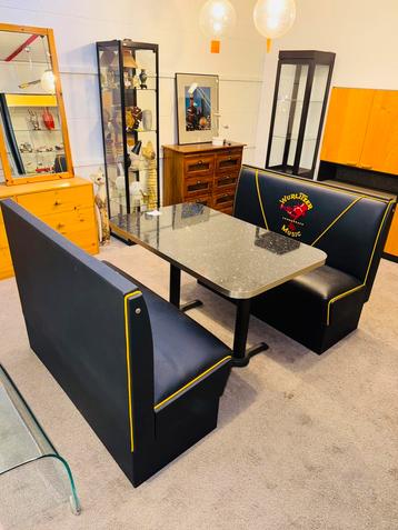 Twee Amerikaanse diner banken + tafel set Wurlitzer Music beschikbaar voor biedingen