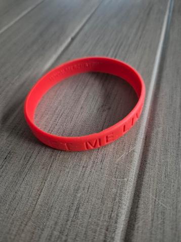 GEVRAAGD Polsband LET ME LIVE beschikbaar voor biedingen