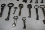 Verzameling van 20 verschillende oude / antieke sleutels, Antiek en Kunst, Antiek | Gereedschap en Instrumenten, Ophalen of Verzenden
