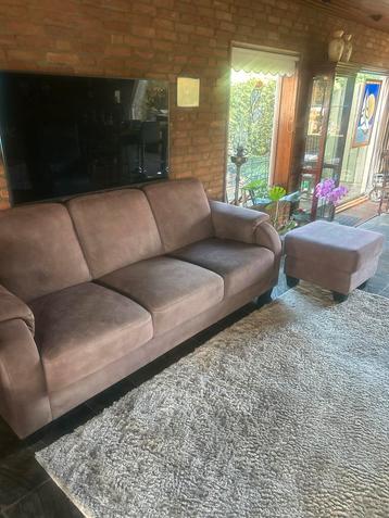 Mooie, comfortabele 3-zits bank plus hocker plus fauteuil beschikbaar voor biedingen