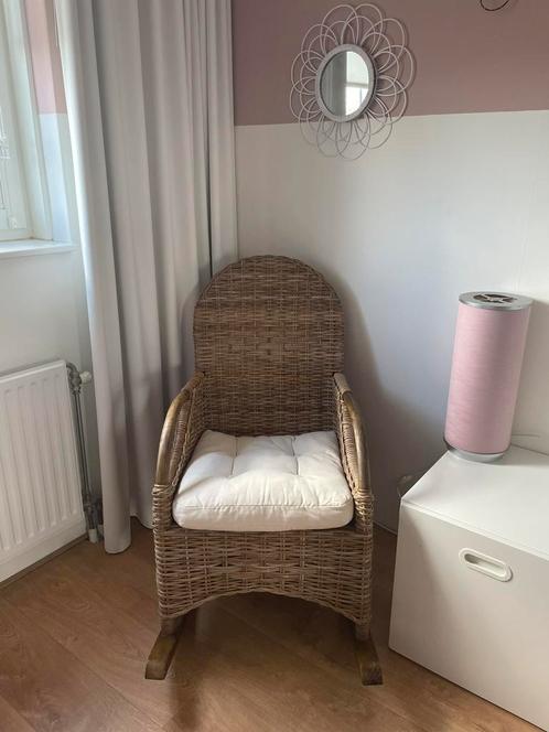 Prachtige rotan schommelstoel, Kinderen en Baby's, Kinderkamer | Tafels en Stoelen, Zo goed als nieuw, Stoel(en), Ophalen