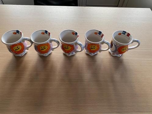 5 mokken Blond 25 jaar Beatrix, Huis en Inrichting, Keuken | Servies, Zo goed als nieuw, Kop(pen) en/of Schotel(s), Blond Amsterdam
