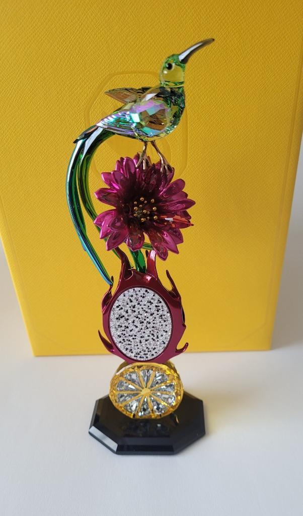 Swarovski Idyllia Totem met Suikervogel en Draken Vrucht, Verzamelen, Swarovski, Nieuw, Figuurtje, Ophalen of Verzenden