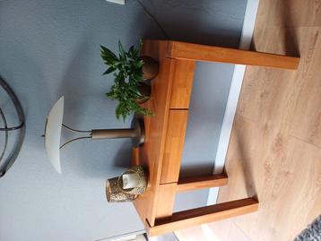 Eiken sidetable.  beschikbaar voor biedingen