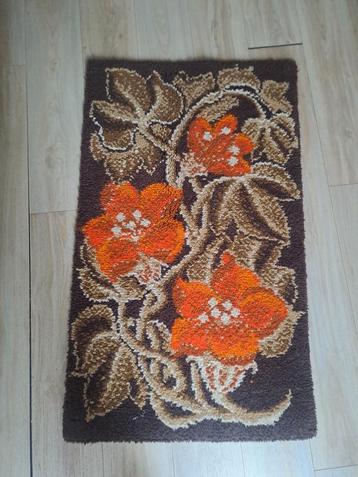 Vintage Wandkleed / Tapijt met Bloemen beschikbaar voor biedingen