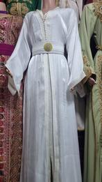 Takshita te huur 70 euro, Kleding | Dames, Gelegenheidskleding, Ophalen of Verzenden, Zo goed als nieuw, Beige, Overige typen