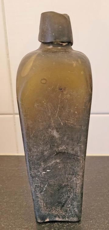 Gin fles Nederlands of Engels 18 de of 19 eeuw antieke fles beschikbaar voor biedingen