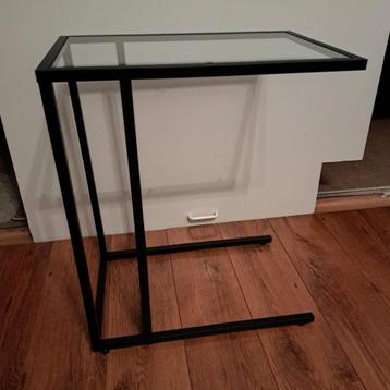 De Ikea Vittsjo bijzettafel  beschikbaar voor biedingen