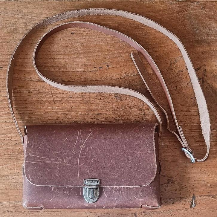 Leuk echt leren vintage tasje, Sieraden, Tassen en Uiterlijk, Tassen | Schoudertassen, Gebruikt, Bruin, Leer, Ophalen of Verzenden
