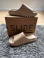Yeezy slide sand maat 45, Kleding | Heren, Schoenen, Slippers, Overige kleuren, Nieuw, Ophalen of Verzenden