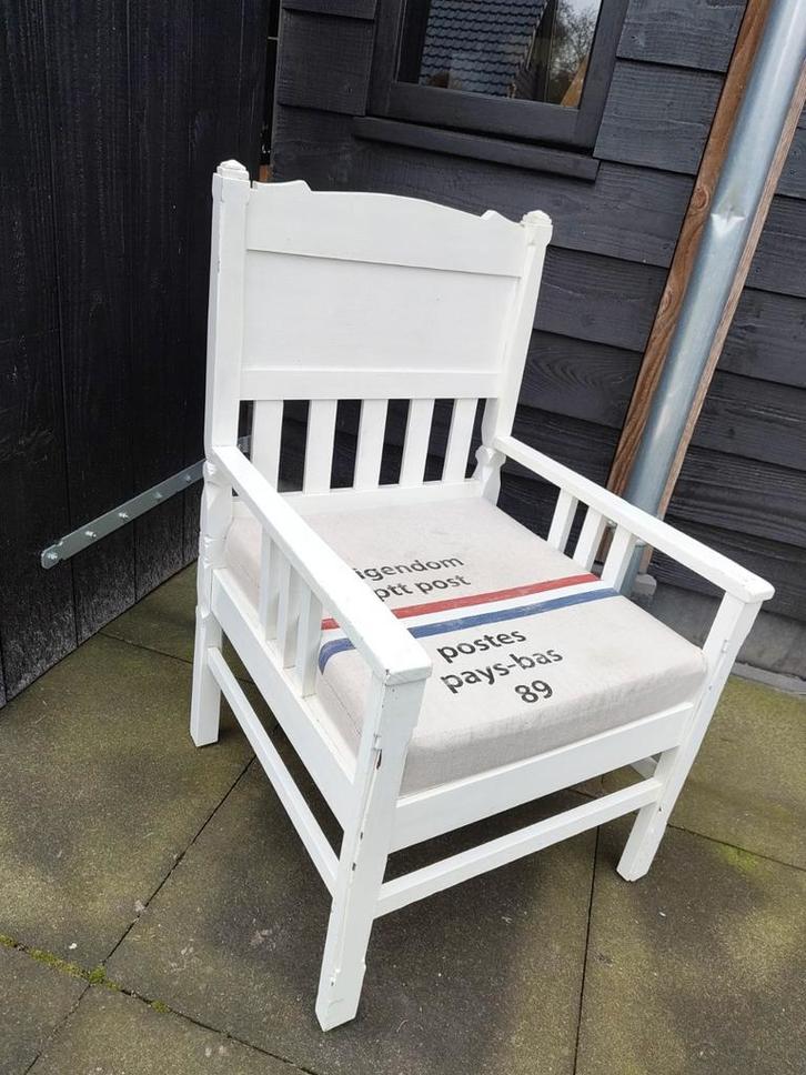 Leuke stoel met PTT Post kussen, Huis en Inrichting, Stoelen, Gebruikt, Eén, Hout, Stof, Wit, Ophalen