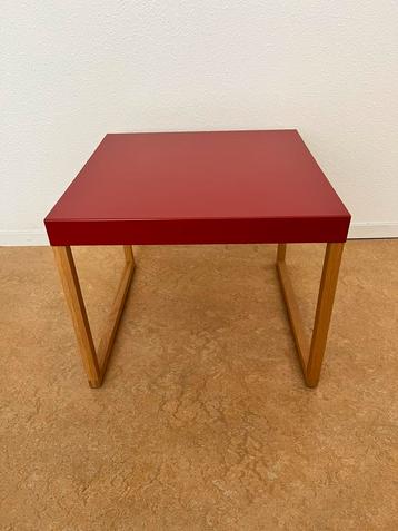 Vierkant tafeltje rood 42x42 cm beschikbaar voor biedingen