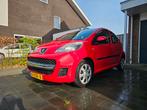 Peugeot 107 1.0 12V 5DR 2010 Rood, Auto's, Elektrische ramen, Origineel Nederlands, Te koop, Benzine