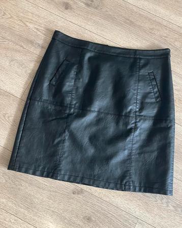 Leuke zwarte korte rok imitatieleder (L) beschikbaar voor biedingen