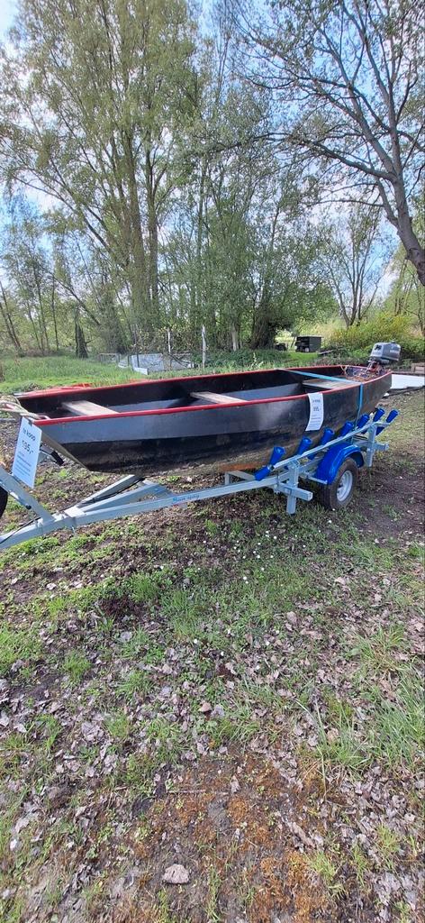 Stevige ijzeren boot 4.50 x155 met 4 pk buitenboordmotor, Watersport en Boten, Speedboten, Zo goed als nieuw, 3 tot 6 meter, Benzine