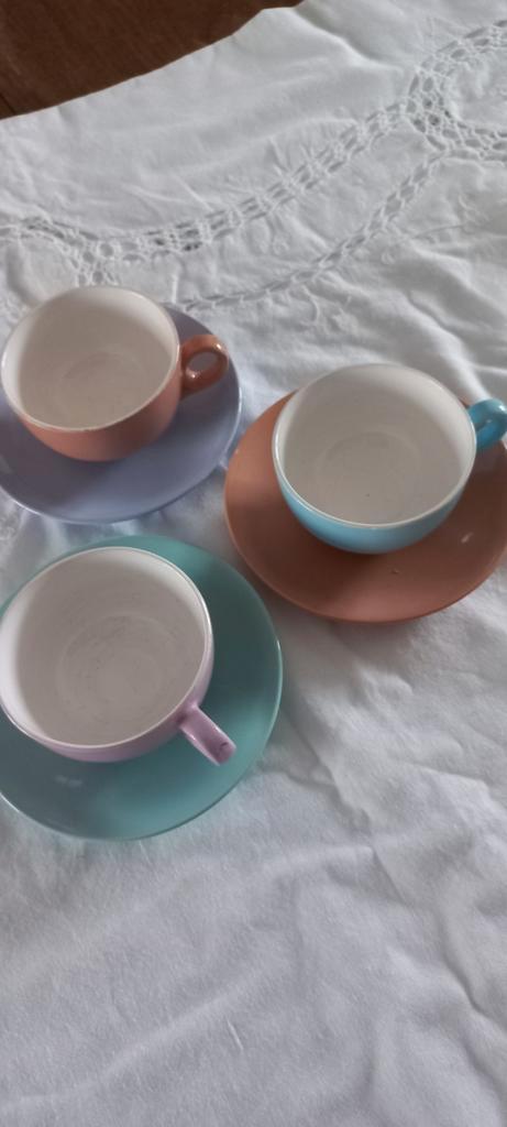 CALIFORNIA ROYAL SPHINX 3 KOP EN SCHOTELS PASTEL, Antiek en Kunst, Antiek | Servies los, Ophalen of Verzenden