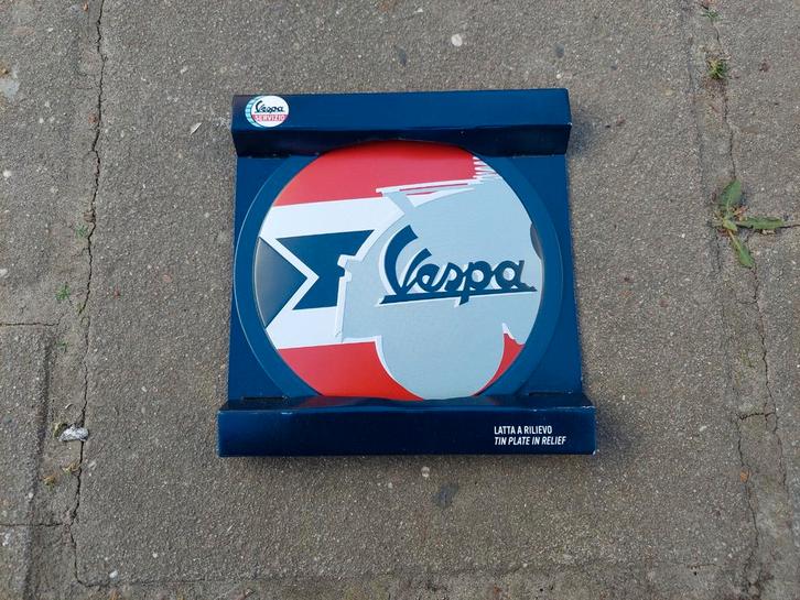 Vespa Tin Plate in Relief - Decoratief Plaatje, Fietsen en Brommers, Brommers | Vespa, Zo goed als nieuw, Ophalen of Verzenden